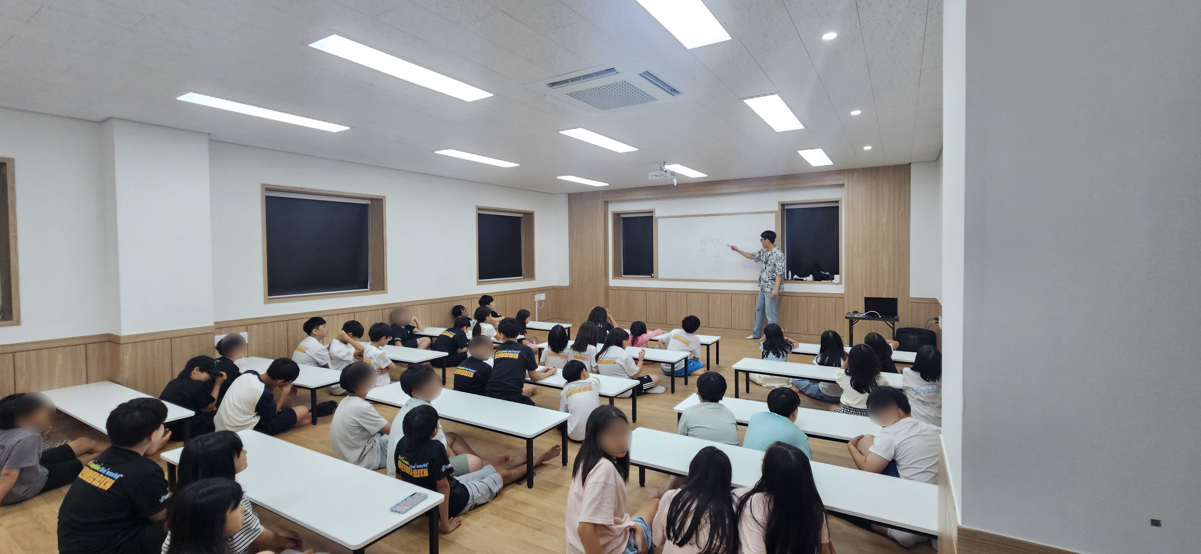 교실에서 진행되는 실내 천문 강의 모습